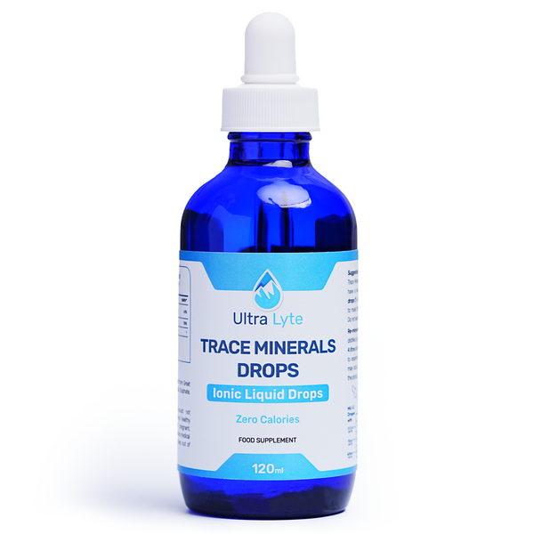 Botella de vidrio con gotas de minerales traza